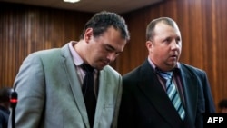 Willem Oosthuizen et Theo Jackson lors de leur procès à Mpumalanga, Afrique du Sud, le 23 octobre 2017