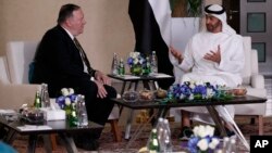 El secretario de Estado de EE.UU., Mike Pompeo (izq.). se reúne con el príncipe heredero de los Emiratos Árabes Unidos, jeque Mohammed bin Zayed Al Nahyan, en Abu Dabi, el lunes 24 de junio de 2019.