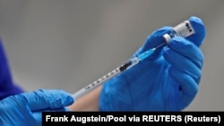 A nurse prepares to administer the Pfizer-BioNTech COVID-19 vaccine at Guy's Hospital in London, Britain December 8, 2020. Frank Augstein/Pool via REUTERS/File Photo