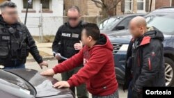 Las nuevas directrices convierte en deportables a personas arrestadas por robo de artículos en tiendas u ofensas menores de tráfico.