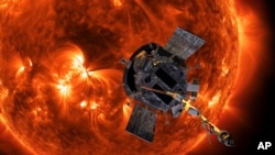Foto visualiasi wahana antariksa Parker Solar Probe milik NASA yang mendekati matahari. NASA mengumumkan, Jumat (27/12), bahwa Parker berhasil mendekati matahari pada jarak terdekat. (Foto: Steve Gribben/Johns Hopkins APL/NASA via AP, File)