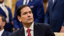 美国国务卿卢比奥在美国总统特朗普与乌克兰总统泽连斯基在白宫会晤期间听取一位记者提问。(2025年8月18日)