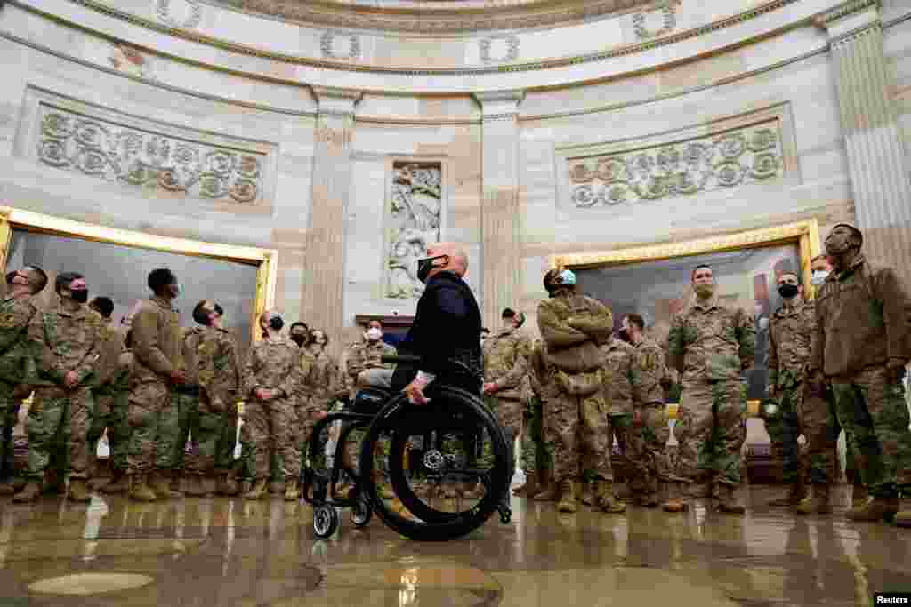 El representante Brian Mast ofrece un tour a los miembros de la Guardia Nacional encargados de proteger el edificio. 13 de enero de 2021.
