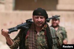 Combatiente curdo de las Unidades de Protección del Pueblo(YPG)en Hasaka, Syria. Agosto 21, 2016.