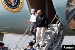 El presidente Donald Trump y su esposa Melania llegan a la base Eglin de la Fuerza Aérea en Florida, para visitar las zonas afectadas por el huracán Michael. Oct. 15, 2018.