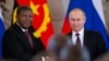 Presidente angolano João Lourenço (esq) aperta a mão do Presidente russo, Vladimir Putin. Foto de Arquivo.