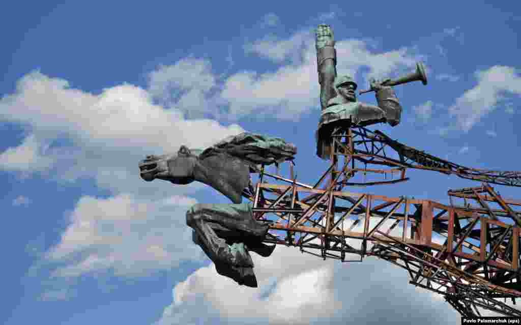 Sebuah monumen di era Uni Soviet di Olesko, Lviv, Ukraina dibongkar.