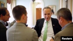 El senador Chuck Schumer, demócrata por Nueva York, habla con los reporteros durante un receso en la votación del Senado, el sábado.