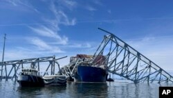 Vista del barco carguero que hace unos días derribó el puente Francis Scott Key en Baltimore, mientras buzos ayudan a las cuadrillas con la complicada operación de retirar acero y concreto, el domingo 31 de marzo de 2024.