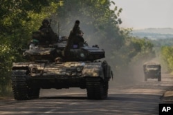 Un tanque ucraniano avanza en la región de Donetsk, en el este de Ucrania, el 9 de junio de 2022. Foto AP.