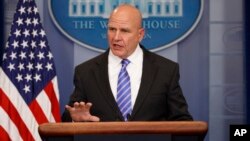 El asesor de seguridad nacional, general H.R. McMaster, dijo que Trump todavía no decide si enviará más tropas a Afganistán. 