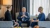 Tổng thống Mỹ Joe Biden, ngày 22/2/2024, tại California, gặp bà Yulia Navalnaya, vợ, và cô Dasha Navalnaya con gái của lãnh tụ đối lập Nga Alexei Navalny, qua đời trong một nhà tù Nga ngày 16/2/2024.