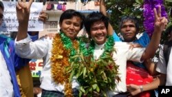 နိုင်ငံရေးအကျဉ်းသား ကိုအောင်မင်းနိုင် (ဘယ်)၊ ကိုရန်နိုင်ထွန်း (ညာ)။