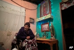 José Arias, mira desde su casa en la frontera en Tijuana, México. Según la agencia de Aduanas y Protección Fronteriza, una capilla que construyó Arias se adentra 30 cm en suelo estadounidense, presentando un dilema para la administración Trump en su esfuerzo por asegurar la frontera de EE.UU. Enero 16 de 2019.