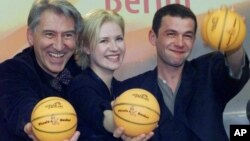 Nebojša Glogovac (desno), uz glumicu Anu Sofrenović i nedavno preminulog glumca Ljubišu Samardžića (levo) tokom promocije filma "Nebeska udica" na filmskom festivalu u Berlinu, 2000. godine.