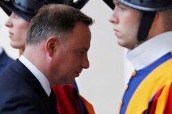 ARCHIVO - El presidente de Polonia, Andrzej Duda, llega al Vaticano para una visita al papa Francisco, el 25 de septiembre de 2020. El mandatario polaco ha dado positivo al virus del covid, informó su oficina.