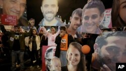 Протестувальники з портретами заручників, утримуваних ХАМАСом у Секторі Гази, під час протесту із закликом до їхнього негайного звільнення в Тель-Авіві, Ізраїль, 18 січня 2025 року.