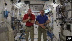 El astronauta de la NASA Soctt Kelly (izquierda) y el cosmonauta ruso Mikhail Kornienko permanecerán un año a bordo de la Estación Espacial Internacional.