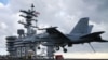 Arhiva - Borbeni avion F-18 Super Hornet sleće na USS Ajzenhauer nedaleko od obale Virdžinije, 10. decembra 2015.