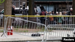 Se ven extintores de incendios, en la escena donde una persona quedó cubierta en llamas afuera del juzgado donde se lleva a cabo el juicio penal por falsedad documental del expresidente estadounidense Donald Trump, en Nueva York, Estados Unidos, el 19 de abril de 2024. 
