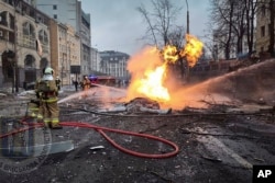 En esta fotografía proporcionada por la administración militar de la ciudad de Kiev, los bomberos trabajan después de un ataque con misiles rusos en Kiev, Ucrania, el 20 de diciembre de 2024.