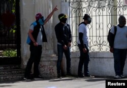 Partidarios del gobierno parados frente a una iglesia en Diriamba, Nicaragua, julio 9,2018. REUTERS / Oswaldo Rivas.