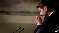 El presidente de la Cámara de Representantes, Paul Ryan, de Wis. Hace una pausa durante una conferencia de prensa en el Capitolio en Washington, el 24 de marzo de 2017. 