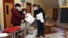 El escrutinio de votos se realizaba en el Instituto Técnico de Cuenca, Ecuador, tras las elecciones presidenciales y legislativas del 7 de febrero que se vieron afectadas por las restricciones ante la pandemia de COVID-19.