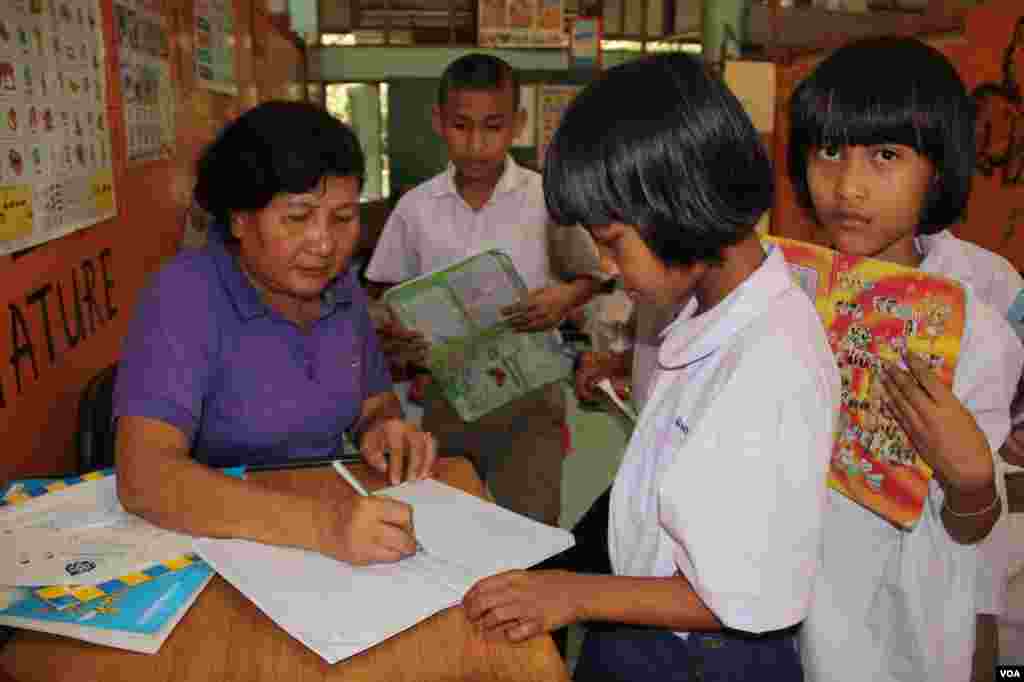 Burmese teacher Than Than Win with children of migrant workers at a school in Samutsakhon Thailand, December 20, 2012. (VOA/D. Schearf)