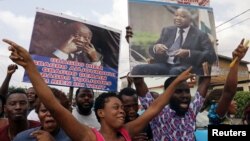 Supporters of former Ivory Coast President Laurent Gbagbo celebrate along a street in Abidjan’s Yopougon neighborhood, Ivory Coast Jan. 15, 2019.