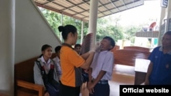 ကလေးတွေကို ပိုလီယိုကာကွယ်ဆေး တိုက်ကျွေးနေစဉ် (ဓာတ်ပွုံ-VOA)