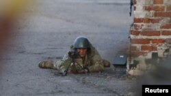 Un soldado ucraniano durante la ofensiva para recapturar el aeropuerto de Kramatorsk.