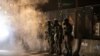 Un grupo de agentes custodia la corte federal de Justicia en Portland después de disparar gases lacrimógenos a los manifestantes el 29 de julio de 2020, al amanecer.