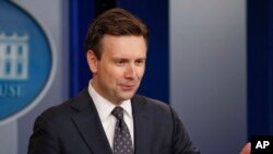 El portavoz de la Casa Blanca, Josh Earnest expresó que pese a la serie de críticas, el presidente Obama cree que James Comey es un hombre "íntegro" y de "principios".