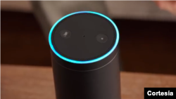 Echo de Amazon está diseñado para trabajar con la voz. Siempre esta encendido y solo hay que decir "Alexa" para pedir información.