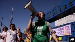 En esta foto de archivo del 13 de diciembre de 2017, mujeres protestan frente a una sala de audiencias, exigiendo que el gobierno libere a las presas que cumplen 30 años de prisión por abortar, en San Salvador, El Salvador.