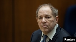 ARCHIVO - El exproductor de cine Harvey Weinstein comparece ante una corte en Los Ángeles, 4 de octubre de 2022. La corte de apelaciones de Nueva York anuló la condena por violación de 2020 en el histórico juicio #MeToo y ordenó un nuevo juicio. Jueves 25 de abril de 2024.