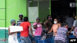 Pobladores de Belice llenan tiendas y supermercados ante la llegada del huracán Nana el 2 de septiembre de 2020.