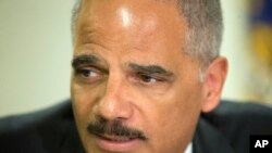 "Esta fiscal general y este Departamento de Justicia apoya al pueblo de Ferguson", dijo Holder.