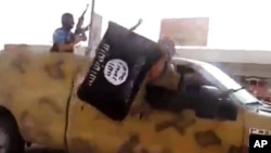 Imágen tomada de un video colgado en las redes sociales de militantes del EIIL.