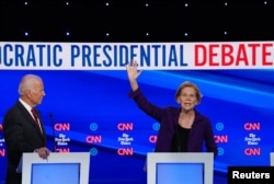 El candidato demócrata y vicepresidente Joe Biden escucha a la senadora Elizabeth Warren en el 4to Debate Demócrata en Ohio, el 15 de octubre de 2019. Reuters.