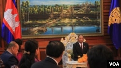 ជំនួប​ពិភាក្សា​រវាង​ លោក ហេង សំរិន ​ប្រធាន​រដ្ឋសភា​ និង​ឯកអគ្គរាជទូត​ដែល​ទើប​ត្រូវ​បាន​តែងតាំង​ថ្មី​ដើម្បី​ទៅ​បំពេញ​ការងារ​ទូត​នៅ​ក្នុង​ប្រទេស​ក្នុង​តំបន់​អាស៊ី​ និង​បច្ចឹម​ប្រទេស​ ក្នុង​រាជធានី​ភ្នំពេញ​ កាលពី​ថ្ងៃទី​២៧​ ខែ​មេសា​ ឆ្នាំ​២០១៧។ (ហ៊ាន សុជាតា/VOA)