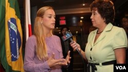 Lilian Tintori conversa con Giocona Reynolds, de la VOA.