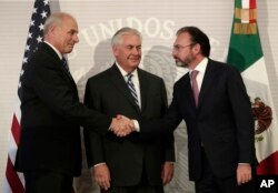 De izq. a der., secretario de Seguridad Nacional EE.UU. John Kelly, secretario de Estado EE.UU. Rex Tillerson, secretario de RR.EE. México Luis Videgaray.