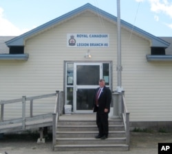 Claude Elliot, alcalde de Gander, Newfoundland, Canadá frente a la sede de la Legión Real Canadiense. Foto de Archivo.