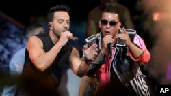 Luis Fonsi (izquierda) y Daddy Yankee actuaron en los Latin Billboard Awards en Coral Gables, Florida, el 27 de abril de 2017.