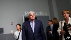 El candidato presidencial de Achieving Goals, José Raúl Mulino, sale después de reunirse con miembros de la Misión de Observación Electoral, en la Ciudad de Panamá, el miércoles 1 de mayo de 2024.
