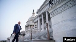 El senador demócrata Mark Kelly, de Arizona, llega al Senado de EE. UU. en Washington, DC, para votar sobre un acuerdo bipartidista de infraestructura el 8 de agosto de 2021.