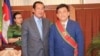 រូបលោក កុយ គួង (ស្តាំ) អ្នកនាំពាក្យ​ក្រសួង​ការបរទេស និង​សហ​ប្រតិបតិ្តការ​អន្តរជាតិ ឈរ​ថតរូប​ជាមួយ​លោក ហ៊ុន សែន នាយក​រដ្ឋមន្រ្តី​នៃ​ប្រទេស​កម្ពុជា។ (រូបថត​ពី​ទំព័រ​ហ្វេស​ប៊ុក Koug Koy)