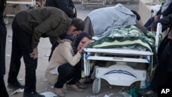 Había mujeres llorando y rezando mientras los trabajadores encontraban nuevos cuerpos entre los escombros de bloques de apartamentos en la ciudad kurda de Sarpol-e-Zahab y utilizaban mantas pesadas para trasladar los cadáveres.